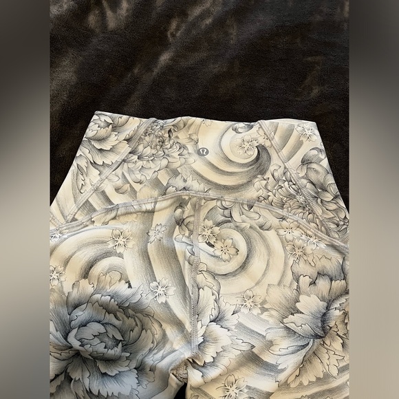 Lululemon cropped leggings, lightly used, size 4 - Picture 5 of 5